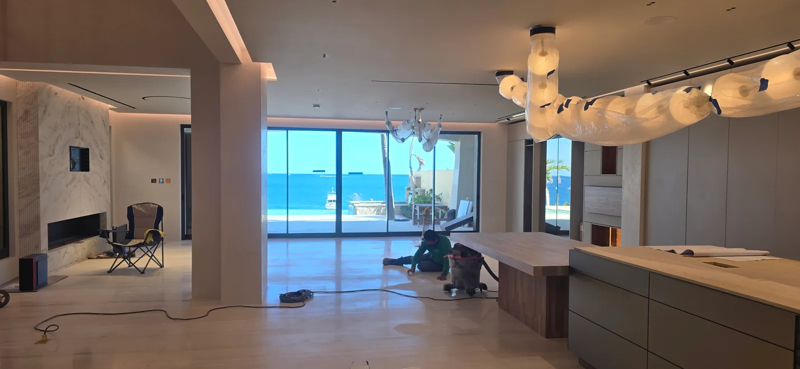 Cocina con vista al mar e iluminación lineal