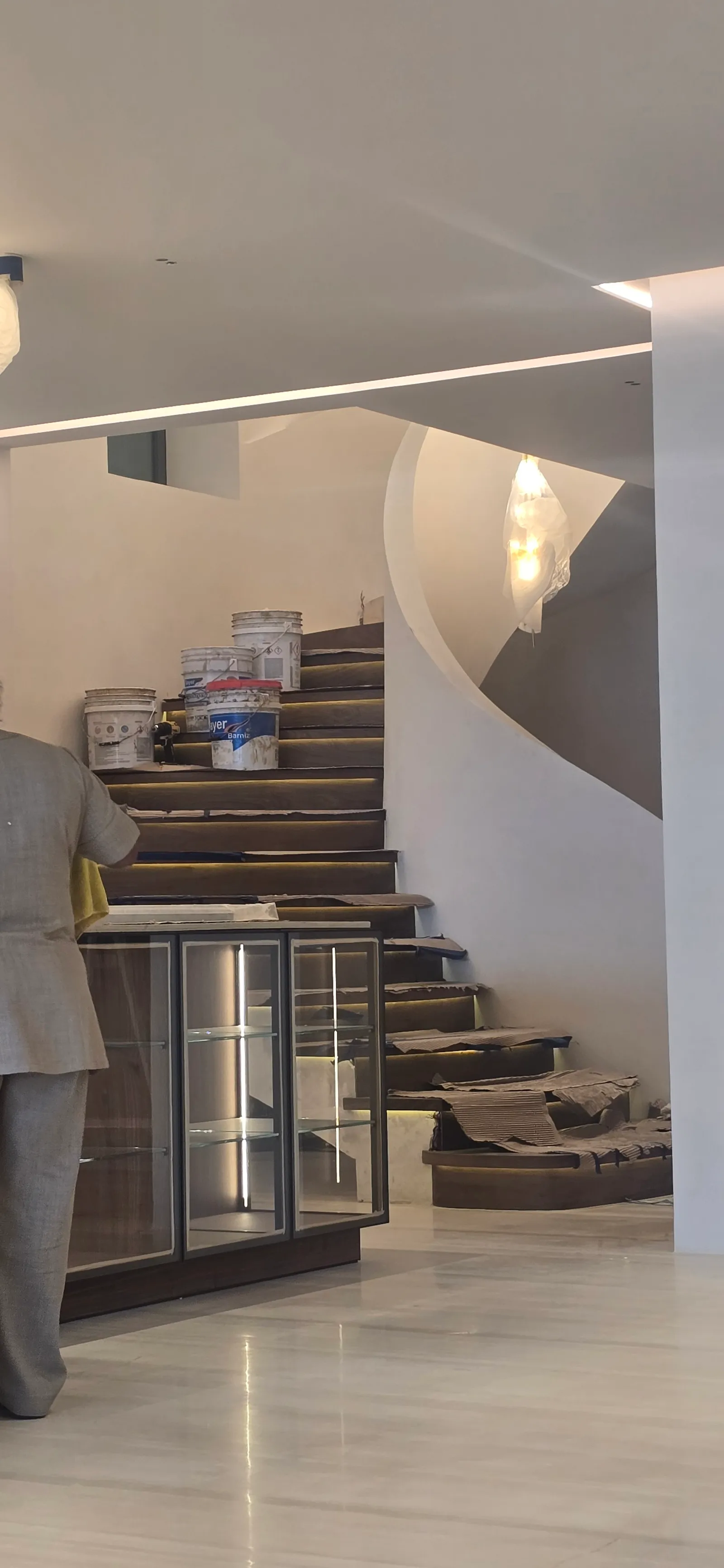 Escalera escultórica con iluminación de acento