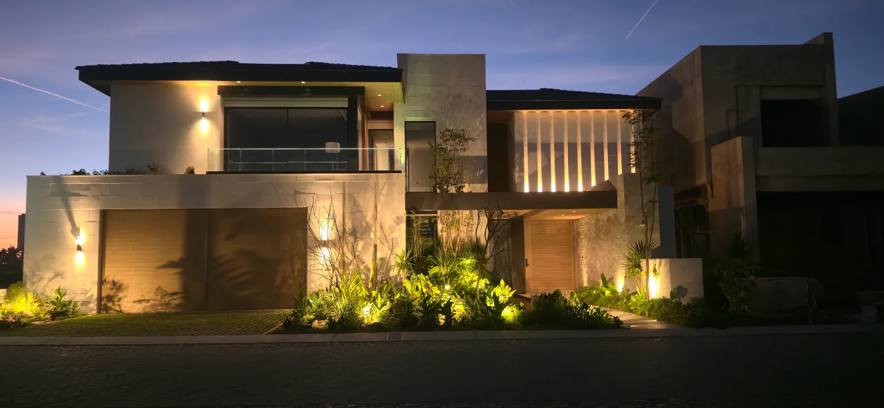 Fachada residencial iluminada de noche