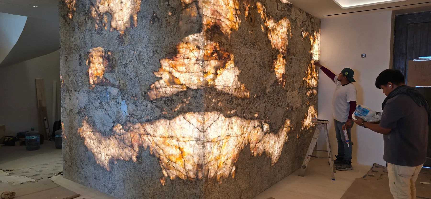 Muro de ónix retroiluminado en obra