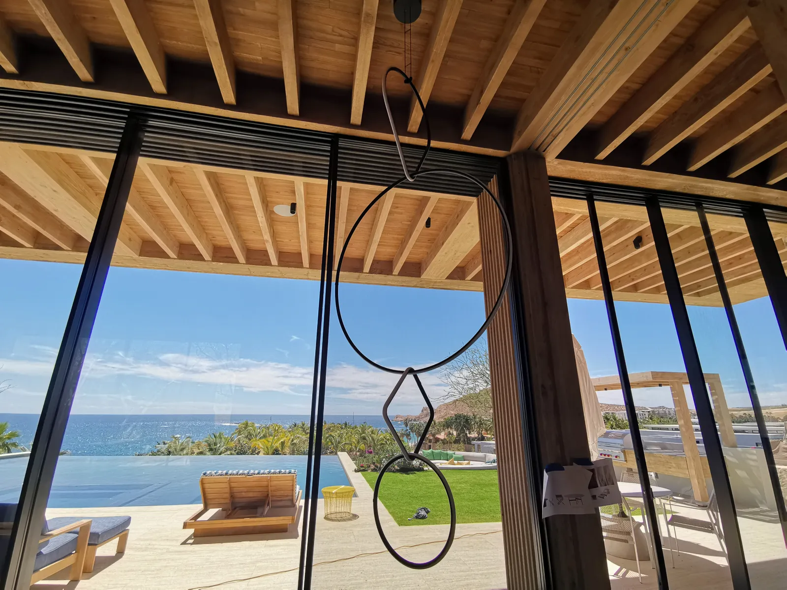 Terraza con vista al mar e iluminación decorativa