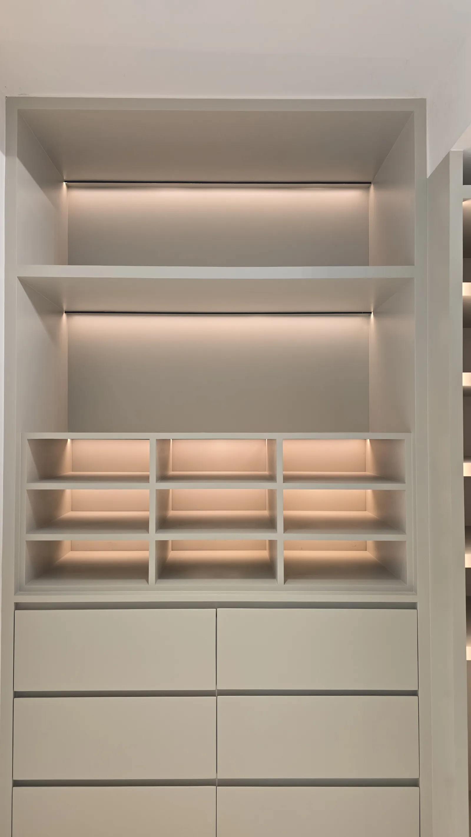 Vestidor con iluminación lineal